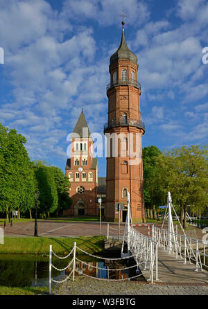 Papenburg, Niedersachsen/Deutschland - Mai 27, 2013: Die katholische Kirche Sankt Michael und alten Turm in obenende Bezirk Stockfoto