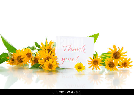 Strauß gelber grosses Gänseblümchen auf einer weißen Stockfoto