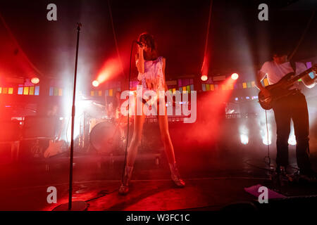 Bergen, Norwegen - Juni 15., 2019. Die amerikanische Punkband Starcrawler führt ein Live Konzert während der norwegischen Musik Festival Bergenfest 2019 in Bergen. Hier Sänger Pfeil de Wilde gesehen wird live auf der Bühne. (Foto: Gonzales Foto - Jarle H. Moe). Stockfoto