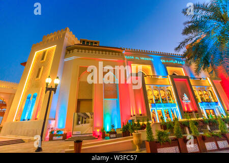 Doha, Katar - Februar 18, 2019: lifestyle Arabische Restaurant Yasmine Palace an der Corniche Marina in Porto Arabien am Pearl-Qatar, künstliche Insel in Stockfoto