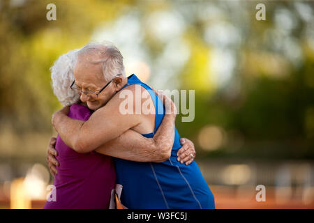 Liebevolle senior Paar, das nach einem Leichtathletik Veranstaltung. Stockfoto