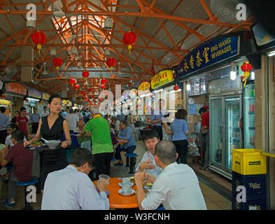 Singapur - 2017.01.12: Menschen beim Mittagessen in Maxwell Hawker Center Stockfoto