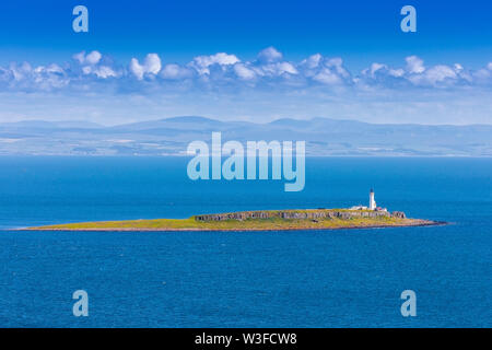 Leuchtturm auf Pladda Insel vor der Ostküste der Insel Arran, in den Firth of Clyde, mit Blick auf die Westküste von Ayrshire und der Küste ne Stockfoto