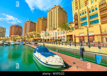 Doha, Katar - Februar 18, 2019: luxus Yachten in Porto Arabien angedockt an der Pearl-Qatar mit Wohnbauten für den Hintergrund. Persischen Golf in Stockfoto