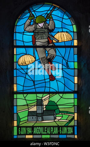 Glasfenster der 101St Airborne Fallschirmjäger in der Kirche von Angoville-au-Plain, Manche, Normandie, Frankreich Stockfoto