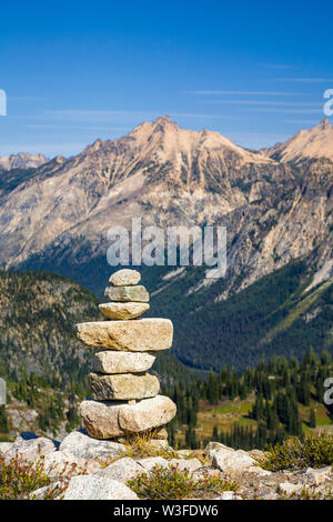 Stapel Steine Felsen Wegweiser Cairn in die Berge, North Cascades National Park, Washington State. Wandern, Wüste, Richtung Konzept. Stockfoto