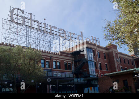 SAN FRANCISCO, California, United States - Jun 25th, 2018: Ghirardelli Square Zeichen über dem berühmten Schokoladenfabrik am Fisherman's Wharf Stockfoto