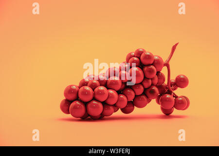 Rote Trauben auf einem schönen gelben Hintergrund. Kreatives Konzept. Stockfoto