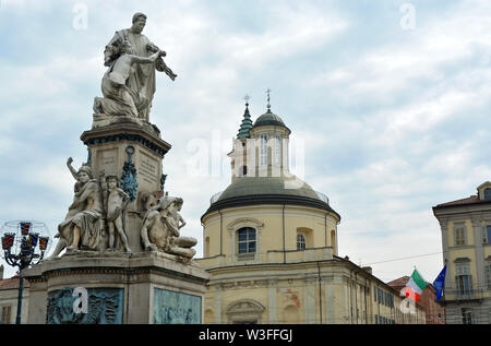 Turin, Piemont/Italien -04/20/2019 - die Statue des italienischen Politikers Camillo Cavour im Carlo Emanuele II Square, auch genannt Carlina. Stockfoto