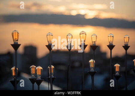 Glühlampen bei Sonnenuntergang Stockfoto