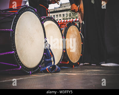 Taiko Drums o-kedo sind in einer Reihe und Japanische Trommler auf dem yagura Stadium sind Sie bereit zu spielen. Musical Instrument von Asien Korea, Japan, China Stockfoto