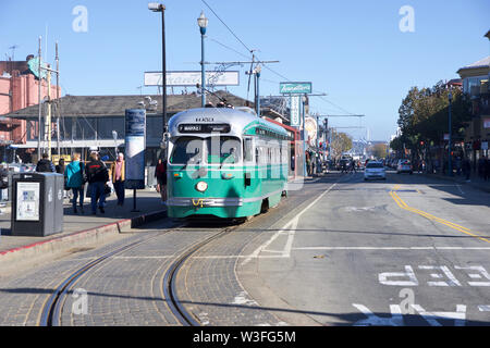 SAN FRANCISCO, California, United States - Jun 25th, 2018: F-line Antiken PCC-Straßenbahn Nr. 1053 Brooklyn am Fisherman's Wharf Stockfoto