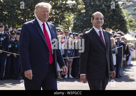 Washington, District of Columbia, USA. 12. Juli, 2019. Arbeitsminister Alexander Acosta Spaziergänge mit US-Präsident Donald Trump kurz vor seinem Rücktritt auf das Weiße Haus South Lawn Bekanntgabe als Trumpf bereitet das Weiße Haus an Bord Marine One am Freitag, Juli 12, 2019 Credit: Alex Edelman/ZUMA Draht/Alamy Leben Nachrichten abzuweichen. Stockfoto