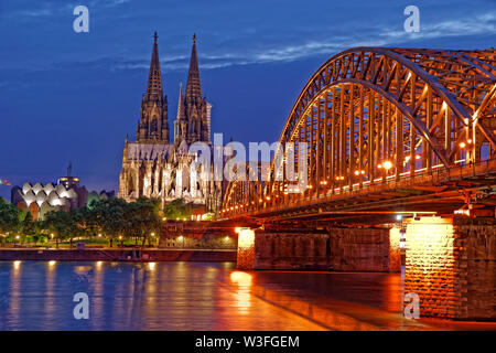 Der Kölner Dom und der Rhein Eisenbahnbrücke, Deutschland. Stockfoto