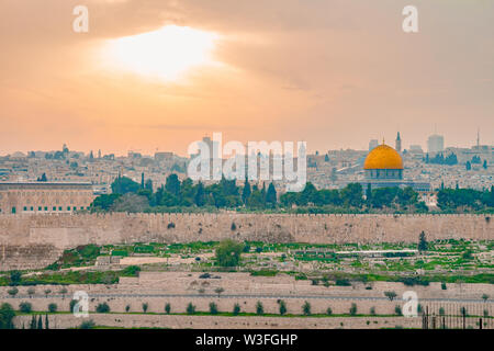 Panoramablick auf die Altstadt von Jerusalem und dem Tempelberg in einer dramatischen Sonnenuntergang. Ein Blick auf den Felsendom und Al Aqsa Moschee von Th Stockfoto