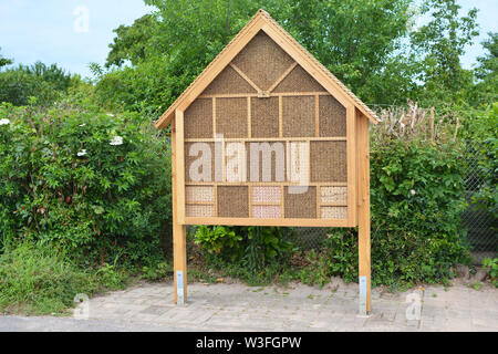 Big Wood insekt House hotel Struktur erstellt, Schutz für Insekten wie Bienen, Aussterben zu verhindern. Stockfoto