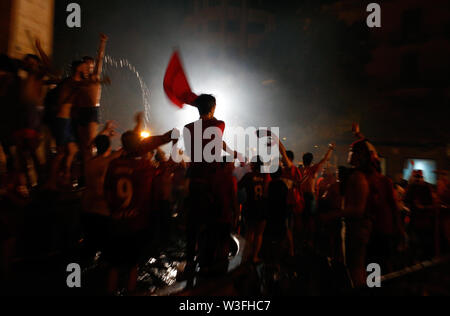 Palma de Mallorca/Spanien - 23. Juni 2019: Anhänger von Real Mallorca Fußball-Team fest, wie das Team fördert in der ersten Abteilung auf der nächsten 2019-201 Stockfoto