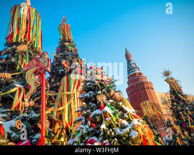 Geschmückten Weihnachtsbaum zu Ehren des Faschings Woche in Moskau in der Nähe des Roten Platzes. Schöne Landschaft aus bunten Bändern, Bagels und rag dolls Stockfoto