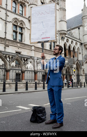 Umwelt und Klimawandel Demonstranten blockieren Fleet Street am ersten Tag der Woche - lange landesweite Proteste mit Hilfe von fünf Boote Verkehr in Cardiff, Glasgow, Leeds, Bristol und London zu stoppen, die am 15. Juli 2019 in London, England. Die Gruppe fordert von der Regierung ein Klima Notstand auszurufen, sagen war Anfang fünf - "Summer's day Aufstand" und "Umweltzerstörung" sollte eine Straftat im Recht zu sein. Stockfoto