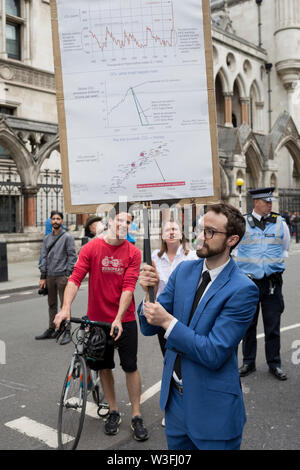 Umwelt und Klimawandel Demonstranten blockieren Fleet Street am ersten Tag der Woche - lange landesweite Proteste mit Hilfe von fünf Boote Verkehr in Cardiff, Glasgow, Leeds, Bristol und London zu stoppen, die am 15. Juli 2019 in London, England. Die Gruppe fordert von der Regierung ein Klima Notstand auszurufen, sagen war Anfang fünf - "Summer's day Aufstand" und "Umweltzerstörung" sollte eine Straftat im Recht zu sein. Stockfoto