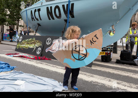 Umwelt und Klimawandel Demonstranten blockieren Fleet Street am ersten Tag der Woche - lange landesweite Proteste mit Hilfe von fünf Boote Verkehr in Cardiff, Glasgow, Leeds, Bristol und London zu stoppen, die am 15. Juli 2019 in London, England. Die Gruppe fordert von der Regierung ein Klima Notstand auszurufen, sagen war Anfang fünf - "Summer's day Aufstand" und "Umweltzerstörung" sollte eine Straftat im Recht zu sein. Stockfoto