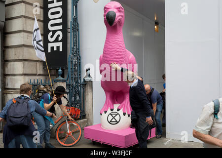 Ein rosa Dodo ist durch Londons Straßen schob En-route, wo andere Umwelt- und Klimawandel Demonstranten Fleet Street am ersten Tag einer Woche Block - lange landesweite Proteste mit Hilfe von fünf Boote Verkehr in Cardiff, Glasgow, Leeds, Bristol und London zu stoppen, die am 15. Juli 2019 in London, England. Die Gruppe fordert von der Regierung ein Klima Notstand auszurufen, sagen war Anfang fünf - "Summer's day Aufstand" und "Umweltzerstörung" sollte eine Straftat im Recht zu sein. Stockfoto