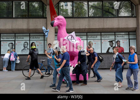 Ein rosa Dodo ist durch Londons Straßen schob En-route, wo andere Umwelt- und Klimawandel Demonstranten Fleet Street am ersten Tag einer Woche Block - lange landesweite Proteste mit Hilfe von fünf Boote Verkehr in Cardiff, Glasgow, Leeds, Bristol und London zu stoppen, die am 15. Juli 2019 in London, England. Die Gruppe fordert von der Regierung ein Klima Notstand auszurufen, sagen war Anfang fünf - "Summer's day Aufstand" und "Umweltzerstörung" sollte eine Straftat im Recht zu sein. Stockfoto