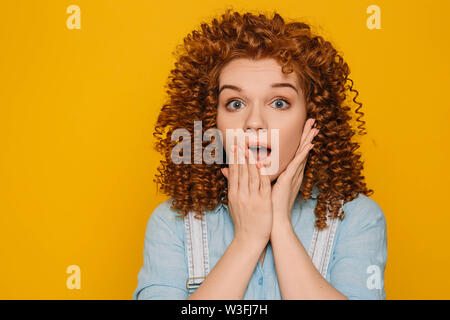 Schockiert Nachrichten. Nette junge Frau mit der Hand in den Mund. Wunderbare Gefühl auf weiblichen Gesichts Stockfoto