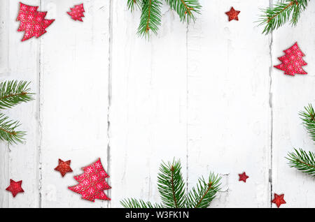 Tanne Zweig mit Weihnachtsschmuck auf alte, schäbige Hintergrund mit Platz für Text kopieren Stockfoto