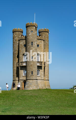 Besucher genießen den Sommer Sonnenschein am Broadway Tower in den Cotswolds Stockfoto