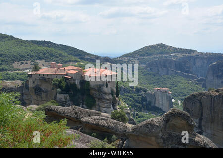 Die heiligen Klöster von Meteora Varlaam und Rousanou in Kalambaka, Griechenland Stockfoto