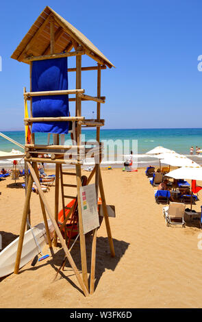 Rettungsschwimmer am Strand von Gouves auf Kreta die größte und bevölkerungsreichste der griechischen Inseln Stockfoto