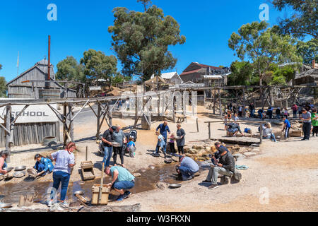 Besucher Goldwaschen in Sovereign Hill, eine Open Air Museum in der alten Goldgräberstadt von Ballarat, Victoria, Australien Stockfoto