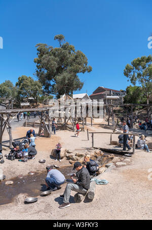 Besucher Goldwaschen in Sovereign Hill, eine Open Air Museum in der alten Goldgräberstadt von Ballarat, Victoria, Australien Stockfoto