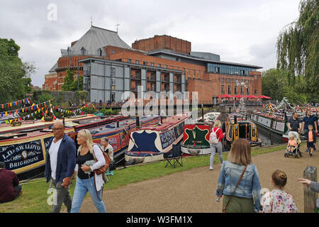 Nachtschwärmer genießen Sie die jährlichen Stratford-upon-Avon River Festival auf dem Fluss Avon durch das Royal Shakespeare Theatre. UK. Vom 6. Juli 2019, Stockfoto