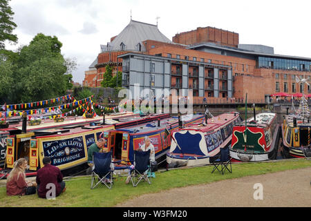 Nachtschwärmer genießen Sie die jährlichen Stratford-upon-Avon River Festival auf dem Fluss Avon durch das Royal Shakespeare Theatre. UK. Vom 6. Juli 2019, Stockfoto