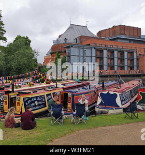Nachtschwärmer genießen Sie die jährlichen Stratford-upon-Avon River Festival auf dem Fluss Avon durch das Royal Shakespeare Theatre. UK. Vom 6. Juli 2019, Stockfoto