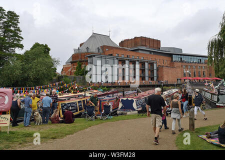 Nachtschwärmer genießen Sie die jährlichen Stratford-upon-Avon River Festival auf dem Fluss Avon durch das Royal Shakespeare Theatre. UK. Vom 6. Juli 2019, Stockfoto