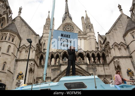 Aussterben Rebellion Bühne ein Protest der Royal Courts of Justice in London, 15. Juli 2019 übertroffen. Stockfoto