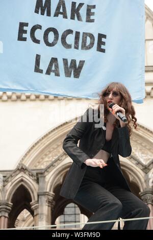 Aussterben Rebellion Bühne ein Protest der Royal Courts of Justice in London, 15. Juli 2019 übertroffen. Stockfoto