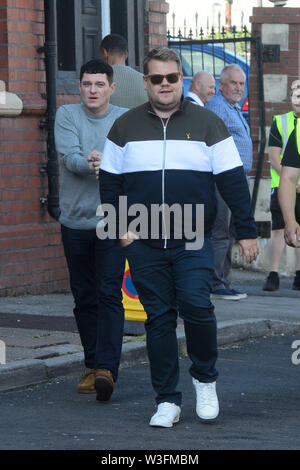 Barry, Wales, UK. Am 15. Juli 2019. 15.07.19 - Gavin & Stacey co Schriftsteller James Corden DES mithy' und Mathew Horne "Gavin" auf dem Satz der Gavin & Stacey Christmas Special, dass Dreharbeiten ist in Barry, South Wales Credit: Mark Lewis/Alamy leben Nachrichten Stockfoto