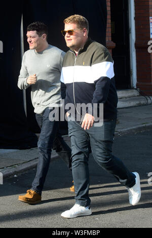 Barry, Wales, UK. Am 15. Juli 2019. 15.07.19 - Gavin & Stacey co Schriftsteller James Corden DES mithy' und Mathew Horne "Gavin" auf dem Satz der Gavin & Stacey Christmas Special, dass Dreharbeiten ist in Barry, South Wales Credit: Mark Lewis/Alamy leben Nachrichten Stockfoto