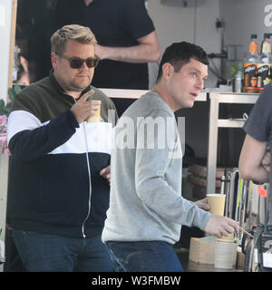 Barry, Wales, UK. Am 15. Juli 2019. 15.07.19 - Gavin & Stacey co Schriftsteller James Corden DES mithy' und Mathew Horne "Gavin" auf dem Satz der Gavin & Stacey Christmas Special, dass Dreharbeiten ist in Barry, South Wales Credit: Mark Lewis/Alamy leben Nachrichten Stockfoto