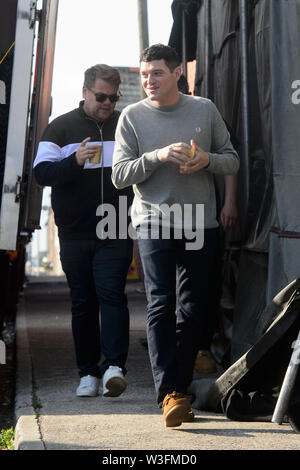 Barry, Wales, UK. Am 15. Juli 2019. 15.07.19 - Gavin & Stacey co Schriftsteller James Corden DES mithy' und Mathew Horne "Gavin" auf dem Satz der Gavin & Stacey Christmas Special, dass Dreharbeiten ist in Barry, South Wales Credit: Mark Lewis/Alamy leben Nachrichten Stockfoto