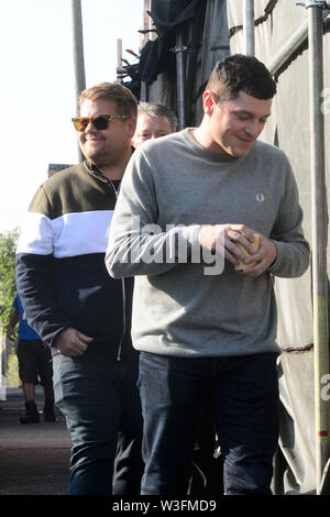 Barry, Wales, UK. Am 15. Juli 2019. 15.07.19 - Gavin & Stacey co Schriftsteller James Corden DES mithy' und Mathew Horne "Gavin" auf dem Satz der Gavin & Stacey Christmas Special, dass Dreharbeiten ist in Barry, South Wales Credit: Mark Lewis/Alamy leben Nachrichten Stockfoto