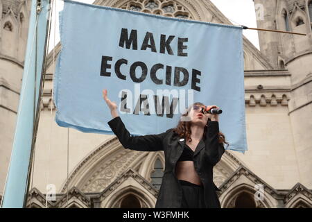 Aussterben Rebellion Bühne ein Protest der Royal Courts of Justice in London, 15. Juli 2019 übertroffen. Stockfoto