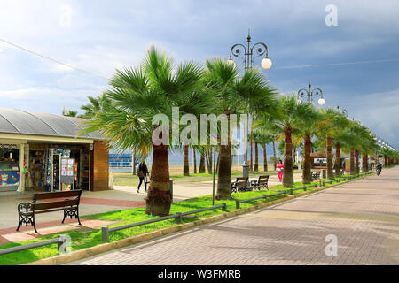 LARNACA, ZYPERN - MÄRZ 03, 2019: Palm Promenade Phinikoudes beliebten europäischen Ziel Stockfoto