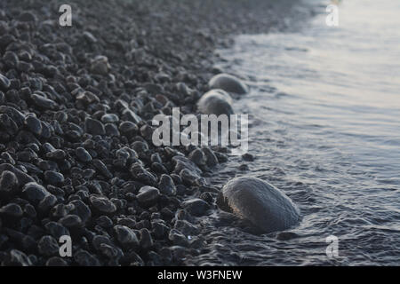 Wunderschöne schwarze vulkanische felsigen Strand auf der Insel Stromboli, Italien Stockfoto