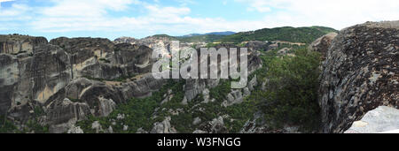 Panoramablick auf die beeindruckenden Felsen in Meteoraat Kalambaka, Griechenland Stockfoto