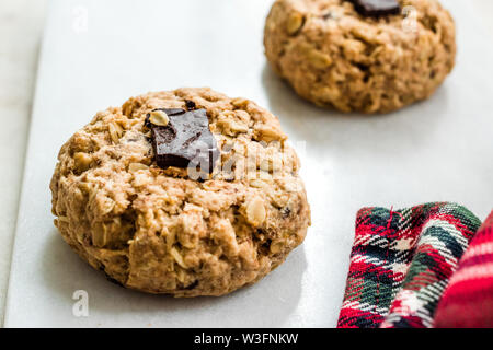 Hausgemachte Oatmeal Cookies mit bitterer Schokolade Stück. Organische Snacks. Stockfoto